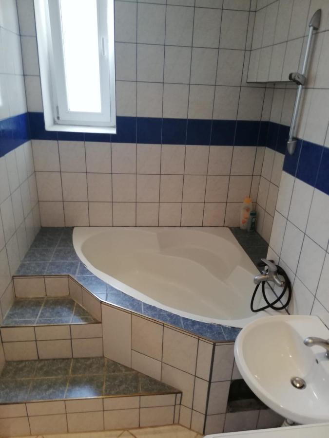 Ferienwohnung Beautiful, Spacious And Cheap Wien Exterior foto